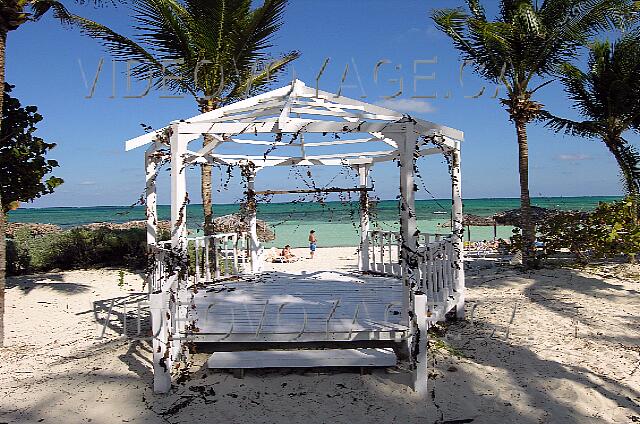 Cuba Santa Lucia Brisas Santa Lucia Un gazebo sur le bord de la plage.