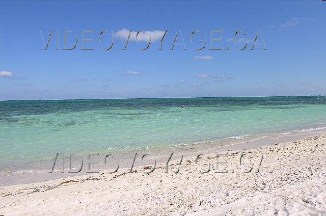 Cuba Santa Lucia Brisas Santa Lucia Une barrière de corail au loins protège la plage des grosses vagues.