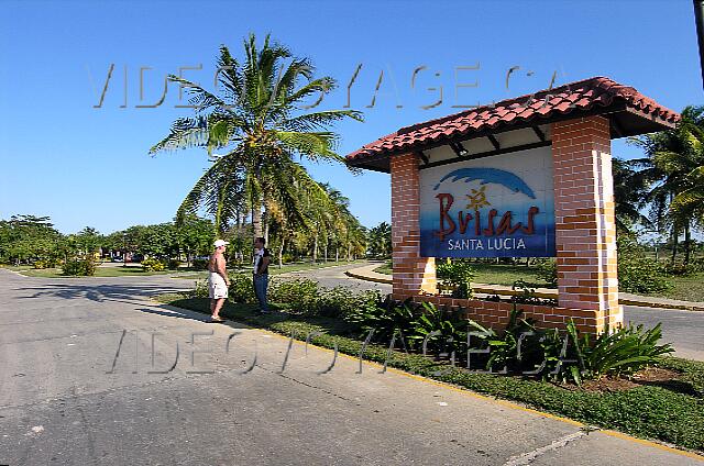 Cuba Santa Lucia Brisas Santa Lucia El cartel de la entrada. El vestíbulo está en el extremo izquierdo.