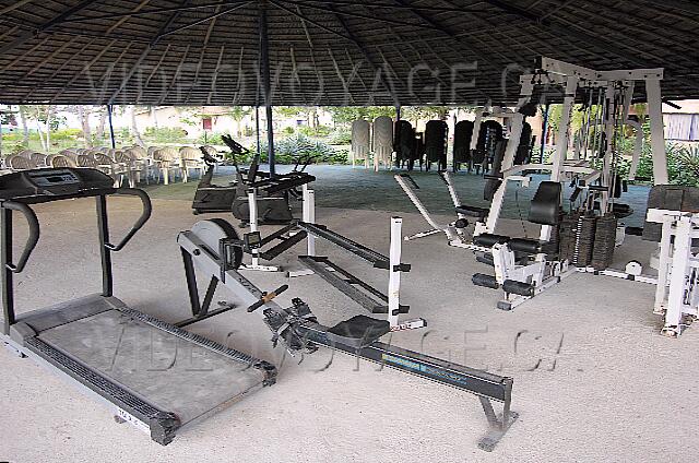 Cuba Santa Lucia Club Amigo Caracol Some equipment that seem tired, to maintain a minimum of form.