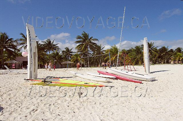 Cuba Santa Lucia Club Amigo Caracol Quelques équipements sur la plage. En arrière plan le volleyball sur la plage.