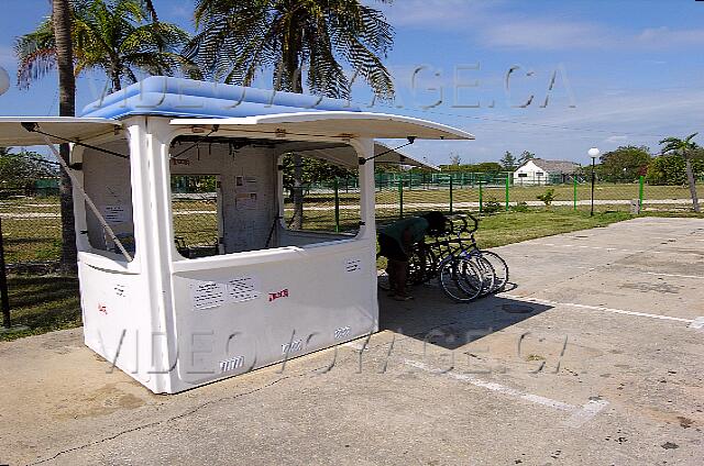 Cuba Santa Lucia Club Amigo Caracol La bicicleta y ciclomotor alquiler. Para ir a Playa Coco moto lo mejor es esperar un día con poco viento, de lo contrario la devolución es difícil.