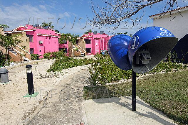 Cuba Santa Lucia Club Amigo Caracol De teléfono cabinas en los jardines del hotel. Usted puede comprar tarjetas de "llamada a la recepción.