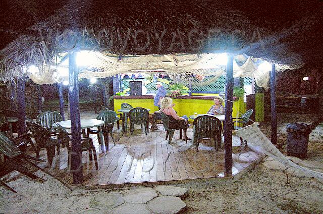 Cuba Santa Lucia Club Amigo Caracol El bar de la playa está normalmente cerrado por la noche. Pero durante la fiesta en la playa, que está abierto.