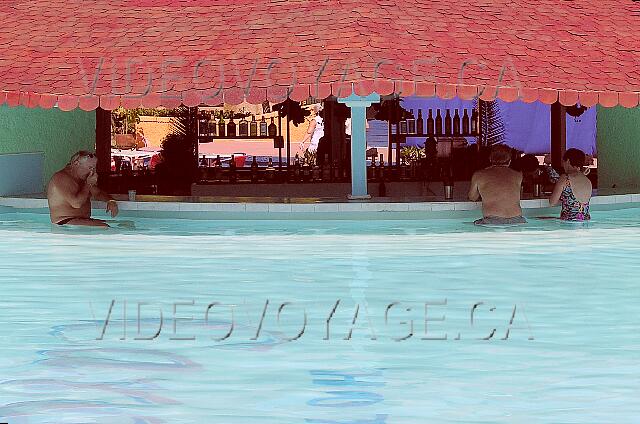 Cuba Santa Lucia Club Amigo Caracol Plus de 10 sièges dans la piscine.