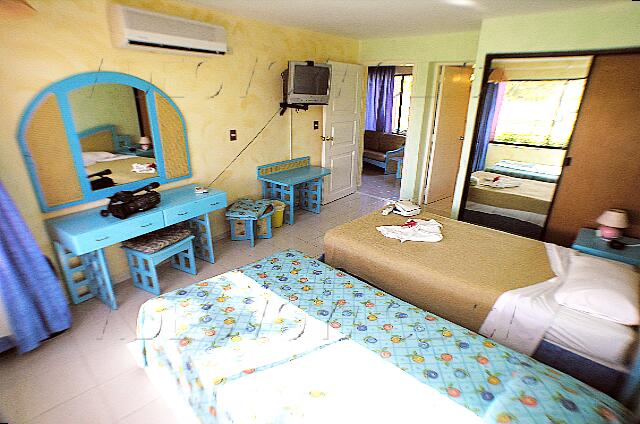 Cuba Santa Lucia Club Amigo Caracol The air conditioning is powerful. Two remote controls allows to control the air conditioning and TV.