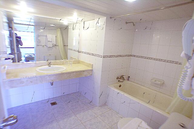 Cuba Santa Lucia Club Amigo Caracol A large room bath. Some room has a smaller bath room. The shower pressure is low.