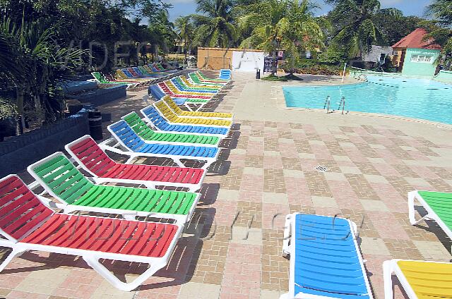 Cuba Santa Lucia Club Amigo Caracol De nombreuses chaises sur la grande terrasse autour de la piscine.  Mais il n'y a pas de parasol.