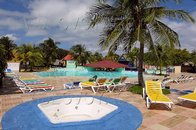 Cuba Santa Lucia Club Amigo Caracol Bañera de hidromasaje en una terraza elevada que no estaba en funcionamiento durante nuestra visita.