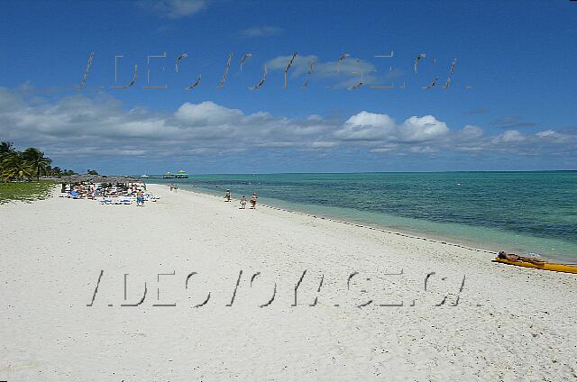 Cuba Santa Lucia Club Amigo Caracol Moderately deep beach. A white sand. A little broken shells on the waterfront.