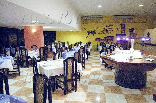 Cuba Santa Lucia Club Amigo Caracol Several tables. On the right, the counter desserts and ice cream.