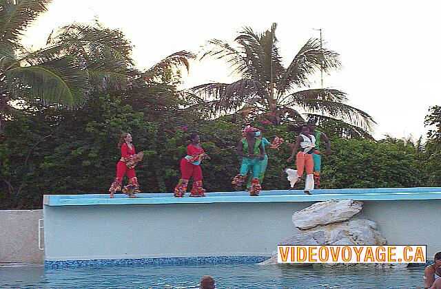 Cuba Santa Lucia Gran Club Santa Lucia Bailarines en el borde de la piscina.