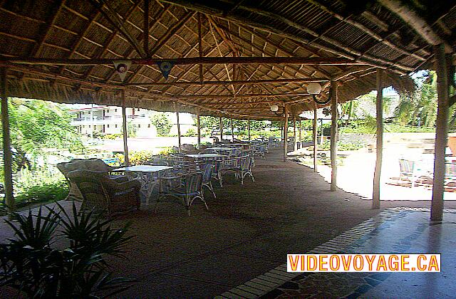 Cuba Santa Lucia Gran Club Santa Lucia La acera entre el vestíbulo y el bar de la piscina.