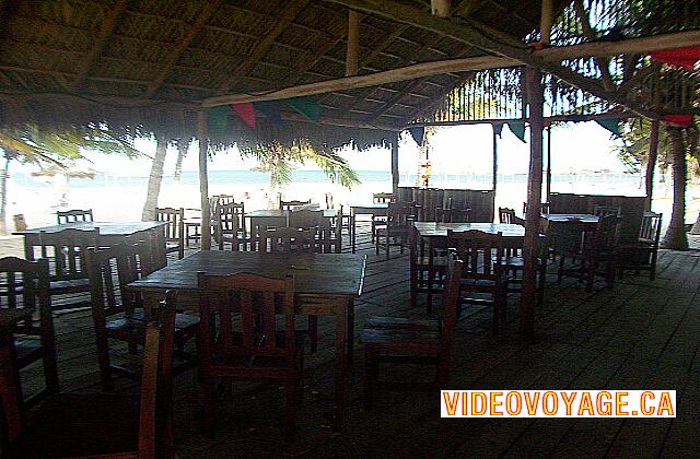 Cuba Santa Lucia Gran Club Santa Lucia Una terraza cerca de la playa en el bar de la playa.