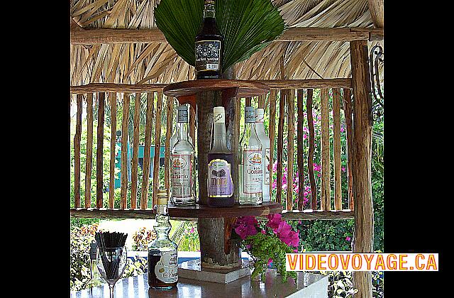 Cuba Santa Lucia Gran Club Santa Lucia Una selección de bebidas locales.