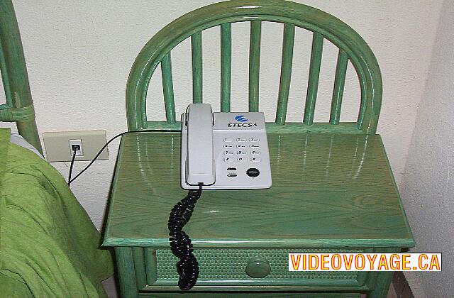 Cuba Santa Lucia Gran Club Santa Lucia Le téléphone sur une table de nuit.