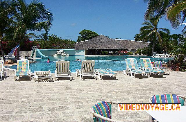 Cuba Santa Lucia Gran Club Santa Lucia La terrasse autour de la piscine des enfants.