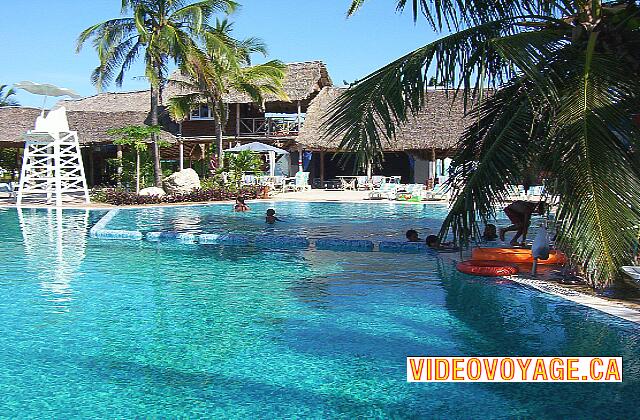 Cuba Santa Lucia Gran Club Santa Lucia Un pequeño muro que separa las dos secciones de la piscina.