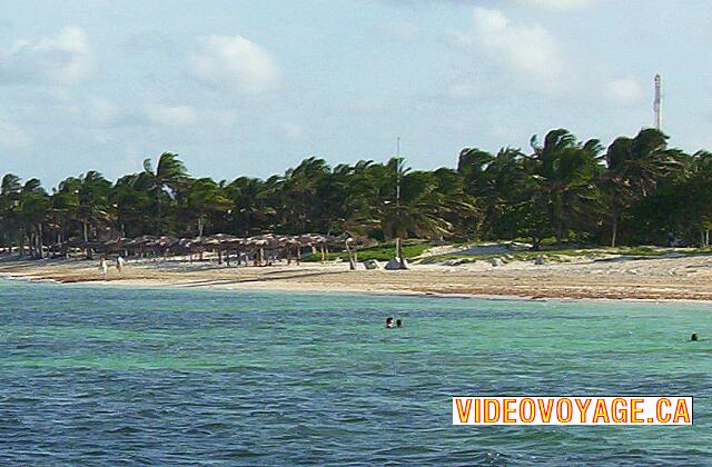 Cuba Santa Lucia Gran Club Santa Lucia Poca gente en la playa y en el mar.