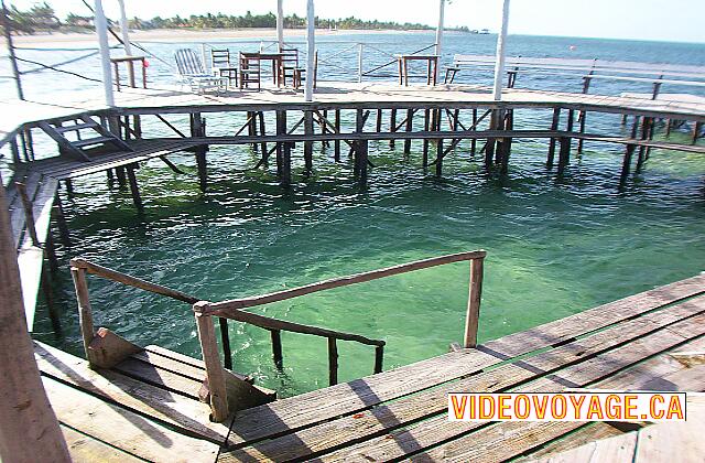 Cuba Santa Lucia Gran Club Santa Lucia Una escalera hacia abajo para bañarse ...