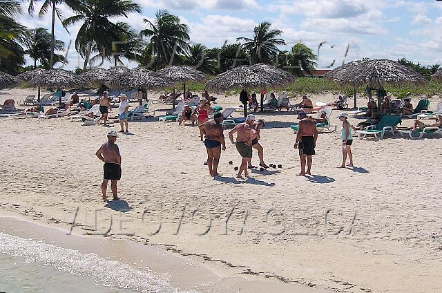 Cuba Santa Lucia Club Amigo Mayanabo Le jeux de pétanque est populaire sur la plage.