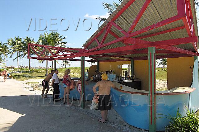 Cuba Santa Lucia Club Amigo Mayanabo Le bar de la plage est situé à mi chemin entre l'hôtel et la plage.