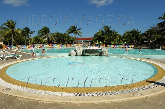 Cuba Santa Lucia Club Amigo Mayanabo La piscina infantil y en el fondo de la piscina para adultos. Una gran terraza alrededor.