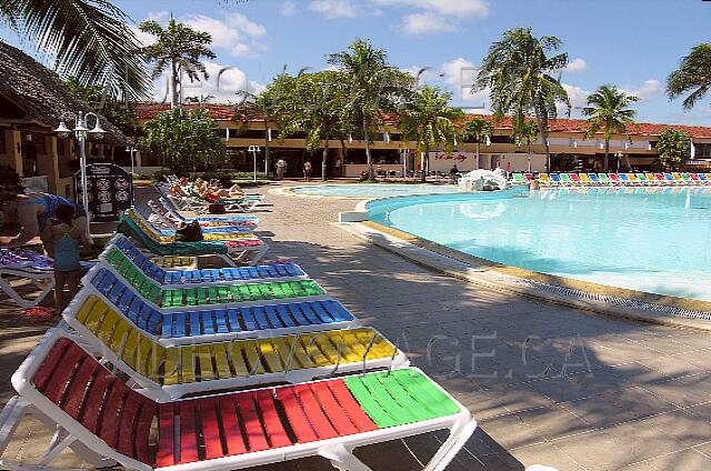 Cuba Santa Lucia Club Amigo Mayanabo D'autres chaises sous l'ombre des arbres.