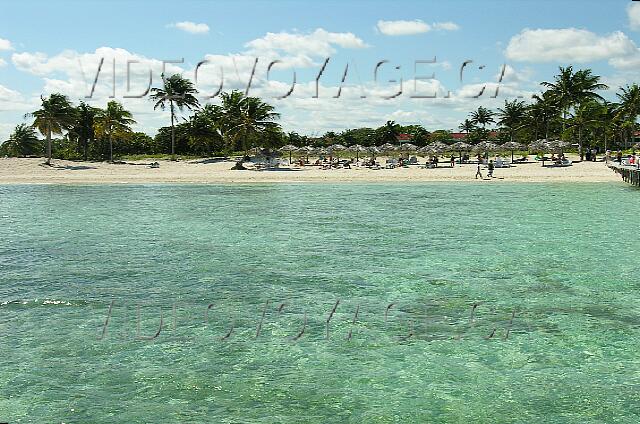 Cuba Santa Lucia Club Amigo Mayanabo La primera parte de la playa con sombrillas. Pero pocas personas nadan de aquí, allí también arrecife, un poco de arena.