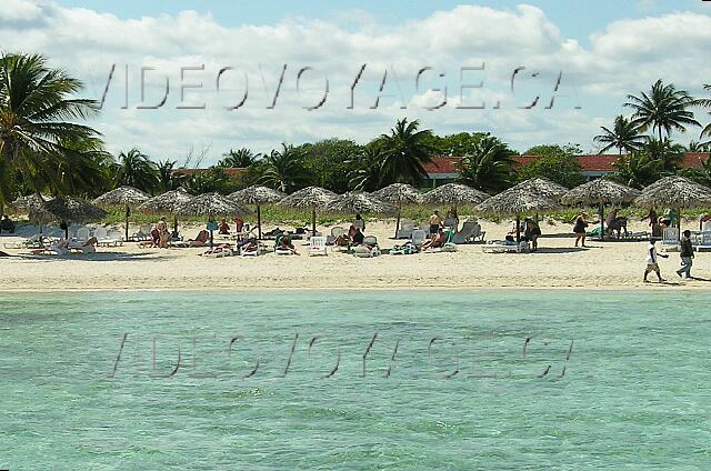 Cuba Santa Lucia Club Amigo Mayanabo A few rows of umbrellas with sun loungers.