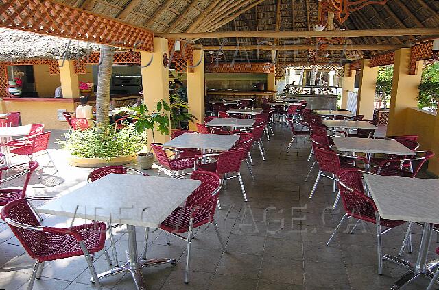 Cuba Santa Lucia Club Amigo Mayanabo Plusieurs tables et chaises.