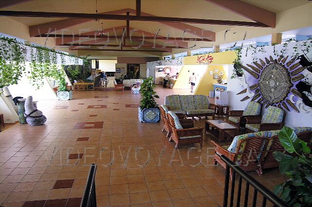Cuba Santa Lucia Club Amigo Mayanabo Le Lobby, au fond le restaurant buffet en bas d'un escalier. A droite la réception puis le bar de la piscine. A gauche l'entrée.