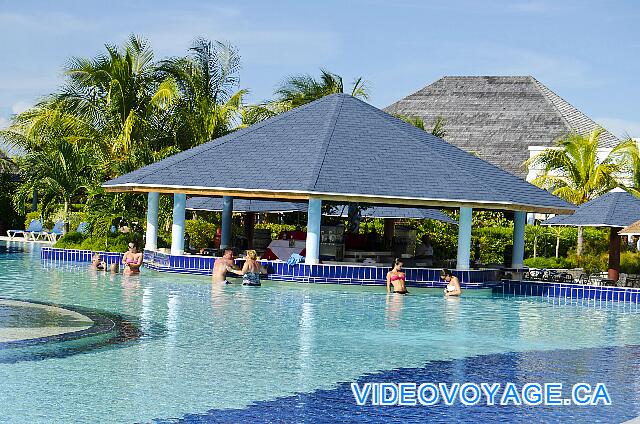 Cuba Cayo Santa Maria Husa Cayo Santa Maria Le bar dans la piscine principale de la section beach.