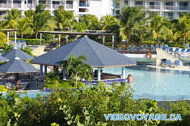 Cuba Cayo Santa Maria Husa Cayo Santa Maria The bar is located at the pool center