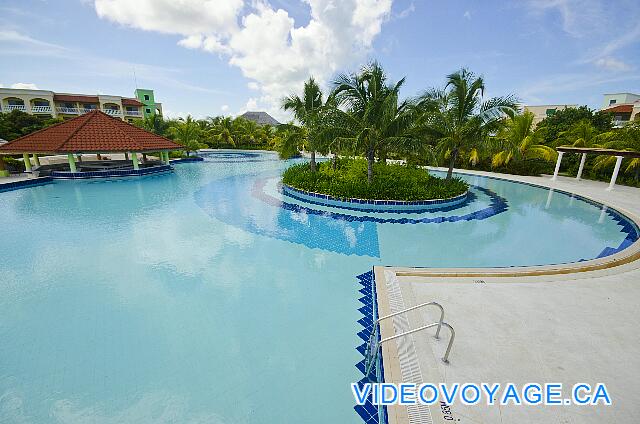 Cuba Cayo Santa Maria Husa Cayo Santa Maria The most popular section with the bar in the pool.