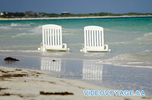 Cuba Cayo Santa Maria Husa Cayo Santa Maria Certains clients aiment bien les chaises longues dans la mer.