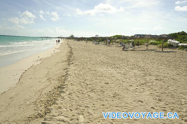 Cuba Cayo Santa Maria Husa Cayo Santa Maria La playa en la sección abierta es más profunda, palapas y tumbonas disponibles.