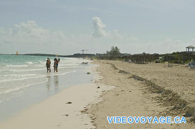 Cuba Cayo Santa Maria Husa Cayo Santa Maria Vers l'est, il est possible de marché près d'un kilomètre sur la plage.