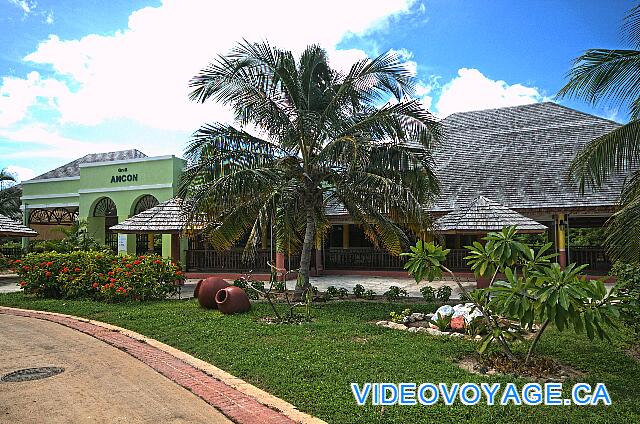 Cuba Cayo Santa Maria Husa Cayo Santa Maria In the closed section in low season, by the pool, another a la carte restaurant.