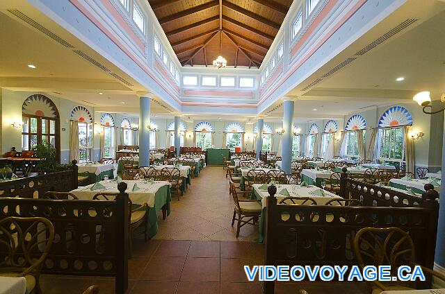 Cuba Cayo Santa Maria Husa Cayo Santa Maria Une des sections de la salle à manger, un restaurant de grande dimension avec air climatisé.