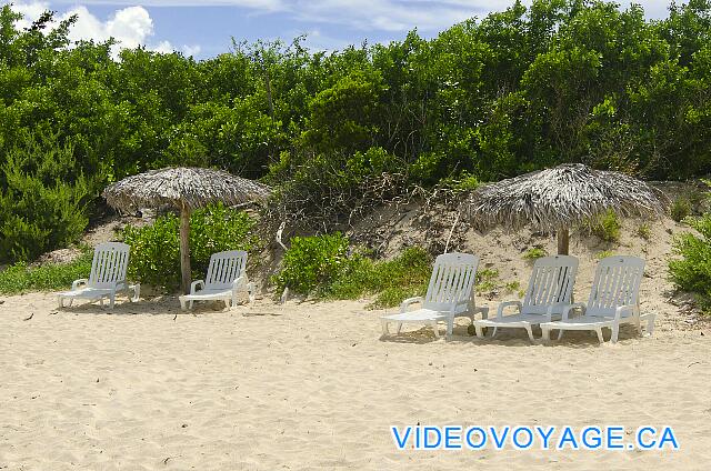 Cuba Cayo Santa Maria Villa Las Brujas Des chaises longues en plastique