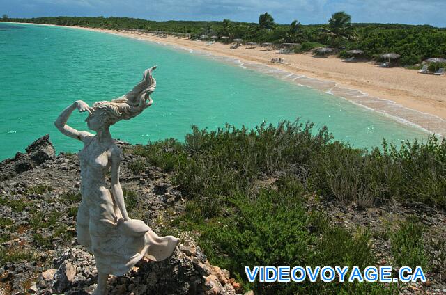 Cuba Cayo Santa Maria Villa Las Brujas Una larga playa con un montón de palapas para la capacidad del hotel.