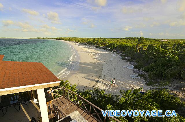 Cuba Cayo Santa Maria Villa Las Brujas Une plage de sable beige, à proximité du bar et du restaurant de l'hôtel.