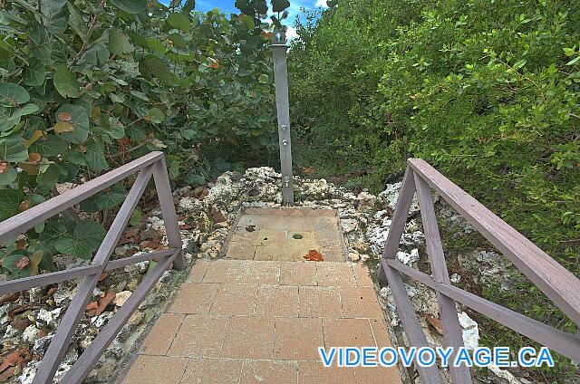 Cuba Cayo Santa Maria Villa Las Brujas Une douche près de la plage.