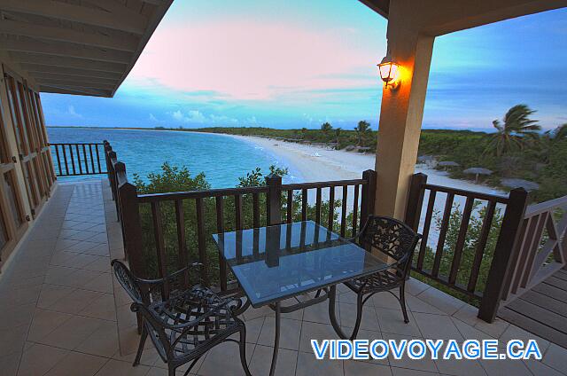 Cuba Cayo Santa Maria Villa Las Brujas Mesas en la terraza al aire libre