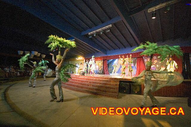 Cuba Cayo Santa Maria Melia Las Dunas The dancers walk in the amphitheater too.