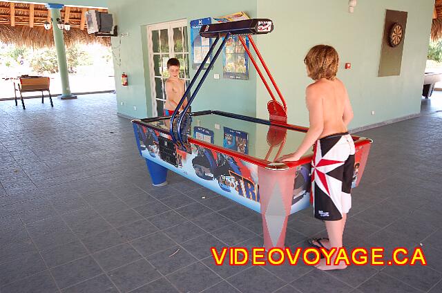Cuba Cayo Santa Maria Melia Las Dunas El centro de diversiones. Un amortiguador de aire hockey de mesa.