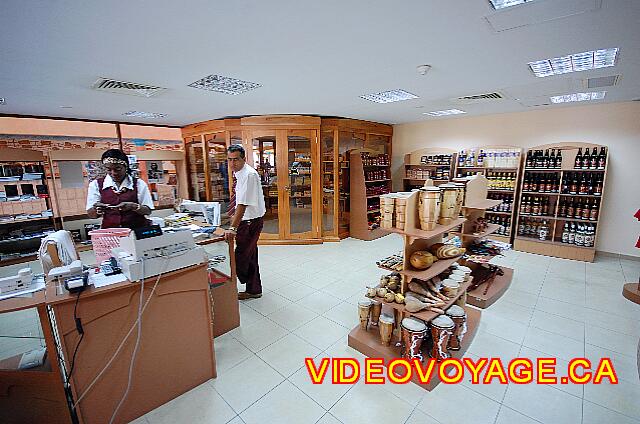 Cuba Cayo Santa Maria Melia Las Dunas Una tienda que vende principalmente alcohol y cigarros.