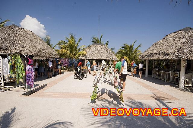 Cuba Cayo Santa Maria Melia Las Dunas El día en el Parque Central, un mercado pequeño.