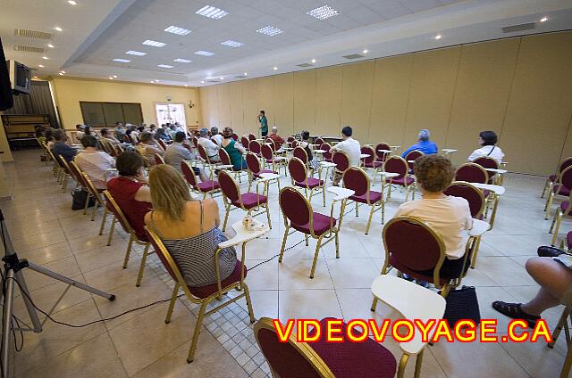 Cuba Cayo Santa Maria Melia Las Dunas La sala de conferencias siempre se corta en 2 partes. Una parte se utiliza para las reuniones con las rondas de operador y la otra parte para las bodas.